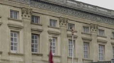 Z Buckinghamského paláca utekal oknom nahý muž