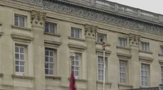 Z Buckinghamského paláca utekal oknom nahý muž