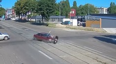 VIDEO: Hrôzostrašná nehoda na Ukrajine. Zrazený muž mal dvojnásobné šťastie