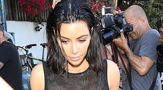Kim Kardashian pohoršila katolíkov. Pre jeden detail na minišatách