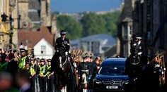 Rakvu s pozostatkami previezli do katedrály. Pokojný sprievod narušil výtržník