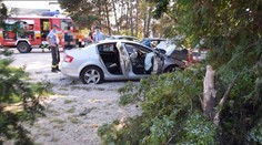 Nezvládol kruhový objazd, prerazil betónový múr a poškodil tri autá. Na mieste zahynul 74-ročný vodič