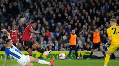 Červení diabli napokon pokľakli v závere 100-minútovej drámy. Brighton má formu ako hrom