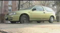 Škaredé prekvapenie pred Vianocami. Na 26 autách prerezali gumy