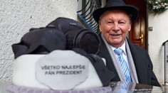 Rudolf Schuster oslavuje 90 rokov. Stále cestuje, spieva a s nadšením plánuje