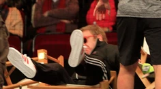 Trapas pred celou halou! Legendárny spevák skončil hore nohami