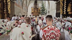 GALÉRIA: Nádherné kroje a tradície. Polnočná omša v goralskej obci Lendak mala obrovské čaro