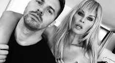 Simona Krainová hore bez. Prsia si zakrývala rukou