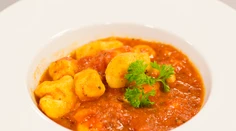 RECEPT NA DNES: Ricottové guľky s paradajkovo – bazalkovou omáčkou