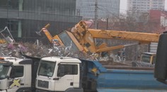 V Bratislave sa počas búracích prác zrútil žeriav, jeden muž sa poranil