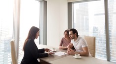 Pandémia sprísnila podmienky úverov, klienti platia vyššie poplatky