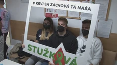 Pre zákaz hromadných podujatí si študenti zorganizovali netradičnú stužkovú v nemocnici