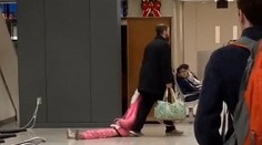 Trucovitá dcéra otca nevyviedla z miery. Na letisku ju za sebou ťahal ako batožinu