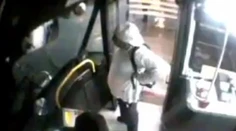 Cestujúci surovo zbil vodiča autobusu. Dôvod je absurdný