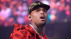 Chris Brown skončil za mrežami. Zaplatil mastnú kauciu