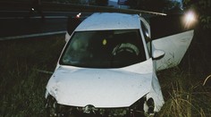 Auto pri Lučenci narazilo do zvodidiel a viackrát sa prevrátilo, vodič a dvaja spolujazdci sú ťažko zranení