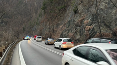 FOTO: Cesta pod Strečnom je časovaná bomba. Skala sa odtrhla na mieste, ktoré sa zdalo byť bezpečné