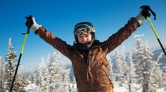 Lyžiari pozor. Pravidlá o nosení bezpečnostných prilieb sa môžu na budúcu sezónu zmeniť