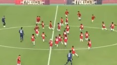 VIDEO: Traja profesionáli vs. 100 detí. Netradičná exhibícia sa stala hitom internetu