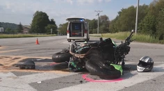 Dodávka nedala prednosť motorkárovi, ten leží s ťažkými zraneniami v nemocnici