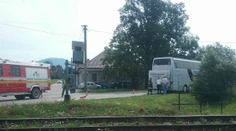 Sekundy od obrovskej tragédie: Autobus prerazil závory so 70 cestujúcimi, vlak stihol zastaviť