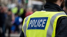 Británia: Polícia oslobodila dvoch rukojemníkov a zadržala muža so zbraňou