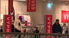 Kým mnohí oddychovali, iní už nakupovali. Výpredaje sú v plnom prúde