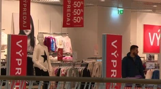Kým mnohí oddychovali, iní už nakupovali. Výpredaje sú v plnom prúde