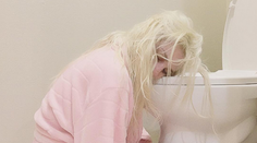 Takúto fotku môže zverejniť len ona. Hviezdička objíma záchodovú misu