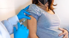 Britská vláda prehodnocuje povinné očkovanie zdravotníkov