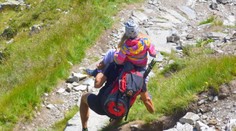 S malým dieťaťom na pleciach a po ťažkom teréne. Fotka z Tatier obletela internet