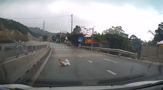 VIDEO: Vodiči ostali v šoku, keď na vietnamskej diaľnici zbadali plaziace sa batoľa