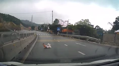 VIDEO: Vodiči ostali v šoku, keď na vietnamskej diaľnici zbadali plaziace sa batoľa