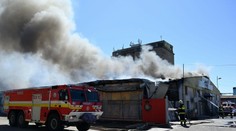 VIDEO: V Michalovciach horia stavebniny. Škoda milión eur a dvaja zranení hasiči