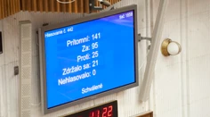 Parlament schválil kontroverznú zmenu ústavy