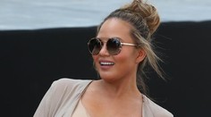 Takto vyzerá sexy tehuľka. Plné prsia a kratučké šortky