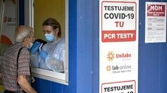 Týždenne môžeme mať aj stotisíc infikovaných. Štát nemá ani odhad, koľko ľudí má covid