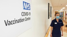 Británia daruje viac ako 100 miliónov nadbytočných dávok vakcín