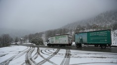 Poľadovica hrozí na celom Slovensku, dopravu komplikuje sneženie