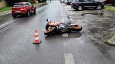 Motorkár v Šali dostal šmyk a skončil pod jedným z áut. Zraneniam v nemocnici podľahol