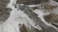 V potoku majú bielu penu už niekoľko dní. Ľudia v dedine sa boja o svoje zdravie