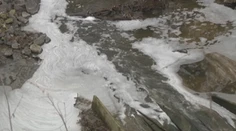 V potoku majú bielu penu už niekoľko dní. Ľudia v dedine sa boja o svoje zdravie