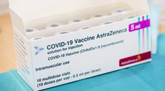 Vedci zistili, čo spôsobuje zriedkavý výskyt krvných zrazenín po očkovaní AstraZenecou