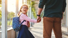 Kto môže finančne pomôcť rodinám s prvákom? Dotáciu nedáva len štát