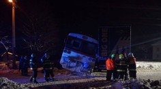 VIDEO: V Podvysokej sa zrazil kamión s osobným vlakom, ktorý sa potom vykoľajil