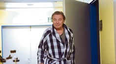 Karla Gotta vraj v piatok neoperovali. Museli to presunúť