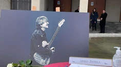 Posledná rozlúčka s Meky Žbirkom: Hold mu vzdali blízki i stovky fanúšikov