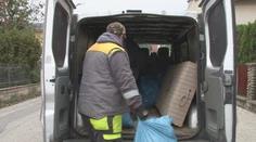 Vo Svidníku pomáhajú ľuďom s jesenným upratovaním. Nepotrebné veci stačí vyložiť pred dom