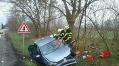 Pri obci Štefanov sa čelne zrazili dve autá: Jeden mŕtvy a dvaja zranení