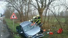 Pri obci Štefanov sa čelne zrazili dve autá: Jeden mŕtvy a dvaja zranení